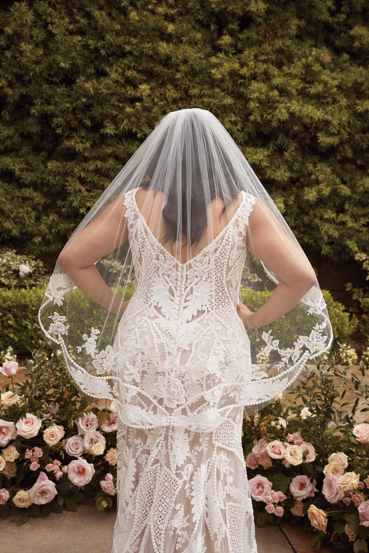 brautmoden-walter_casablanca-bridal-2023-2461C-Angie-Back-with-Veil.