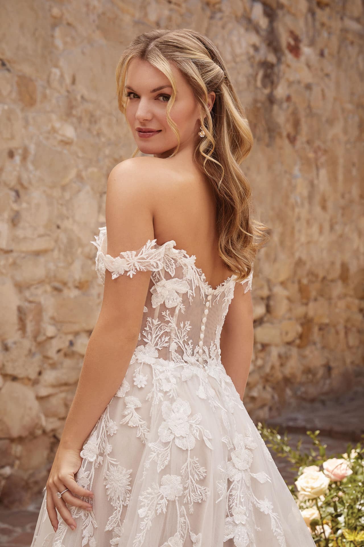 brautmoden-walter_casablanca-bridal-2023-2468-Eliana-Back-Close-Up